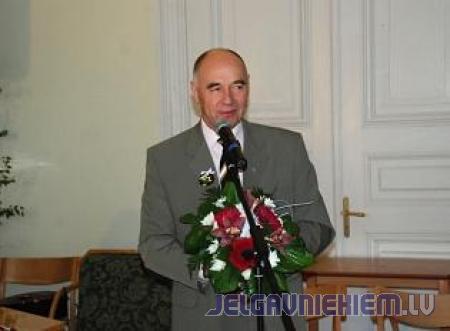 Valaini izslēdz no 