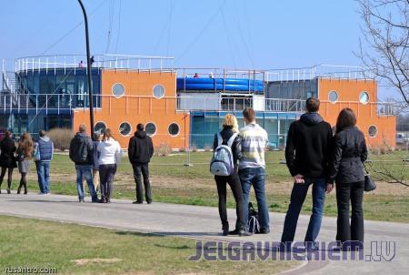 Foto: jelgavnieki gaida Džekiju Čanu