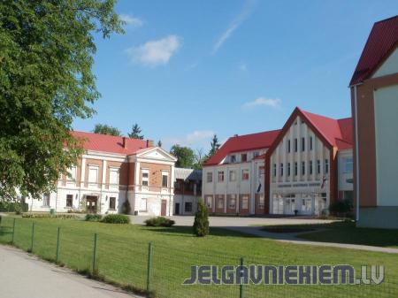 Apbalvos Jelgavas un Ozolnieku novadu skolēnus