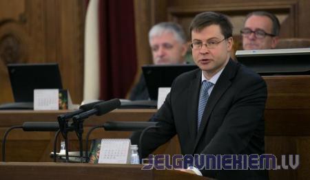 Apstiprina eiro ieviešanas likumu