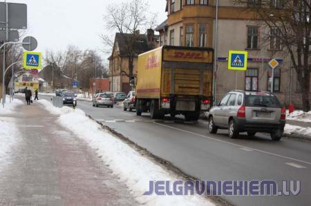 Vakar uzstādīta gājēju pāreja