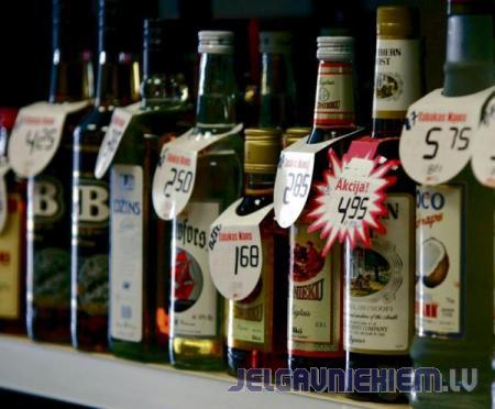Pērkot alkoholu, jauniem cilvēkiem jāuzrāda pase