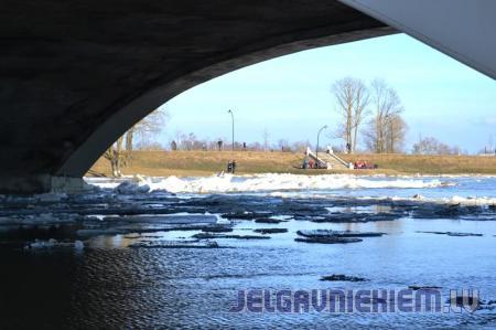 Plūdi Jelgavā turpinās