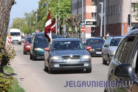 Aculiecinieks: patrioti Jelgavas ielās
