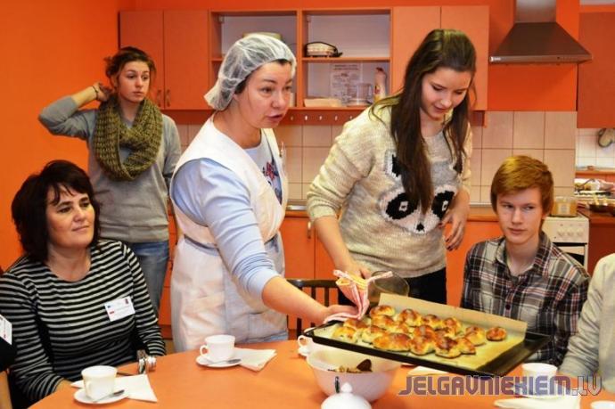 6 valstu jaunieši kopīgi gatavojas Ziemassvētkiem