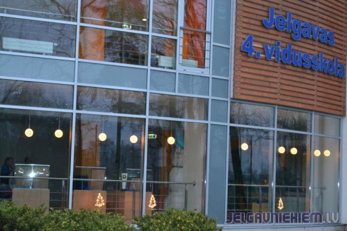 Skola mudina zēniem pārģērbties par meitenēm