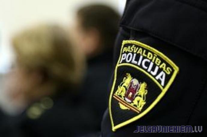 Vakarā pie upes pamana nepieskatītus bērnus