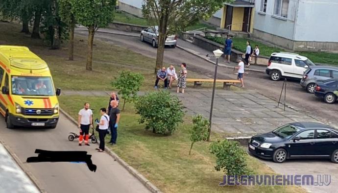 Satiksmes ielā uz ielas atrasts miris vīrietis