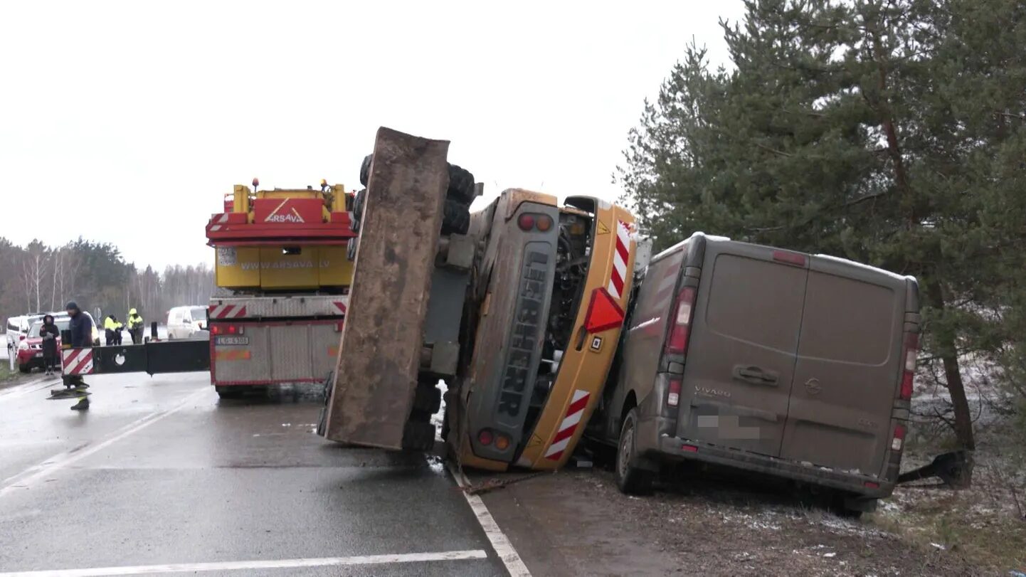 Jelgavas pievārtē braucošam busiņam uzkrīt ekskavators
