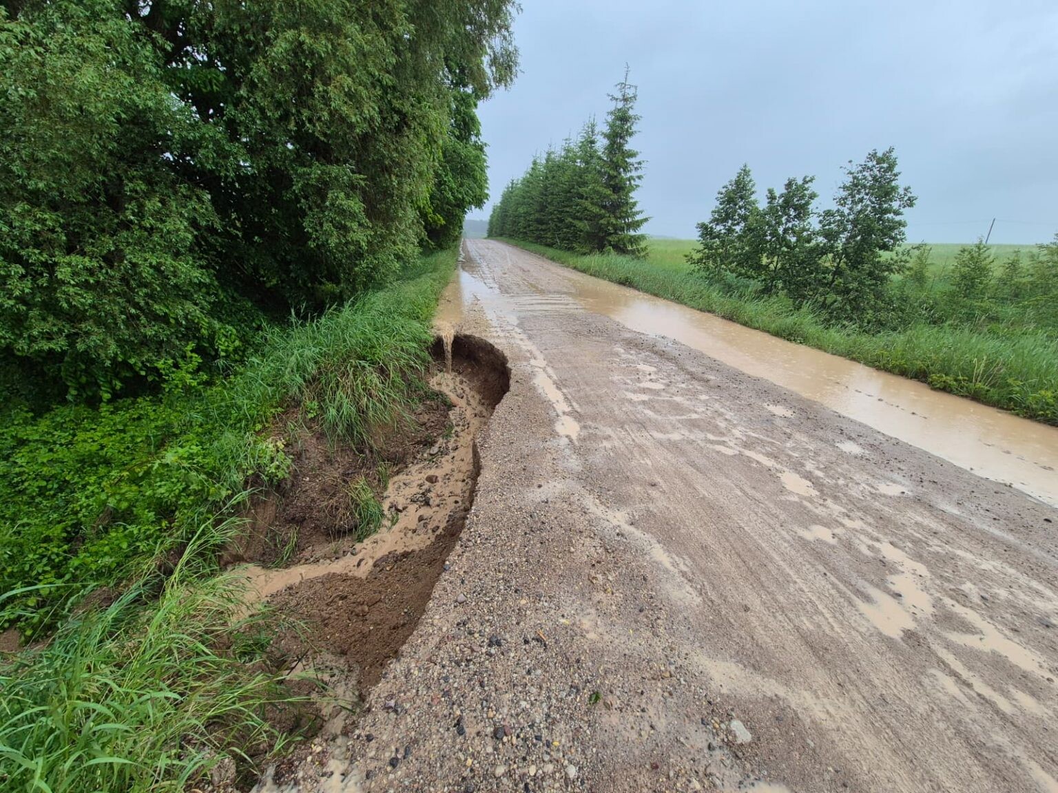 Ilgstoša vai stipra lietus rezultātā uz ceļiem var rasties izskalojumi