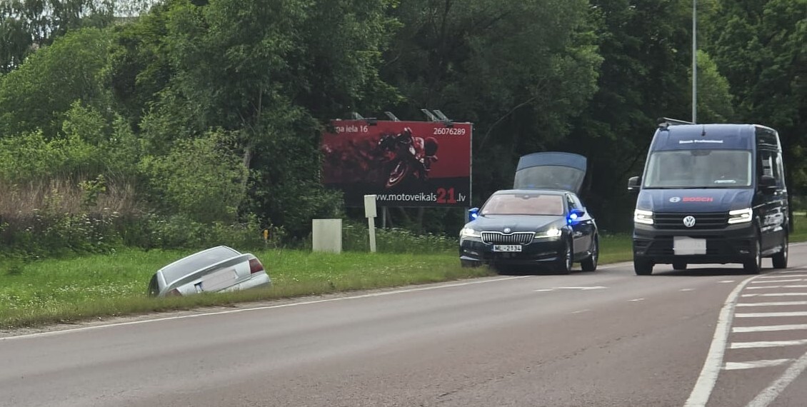 Jelgavā grāvi iebraucis “Audi”