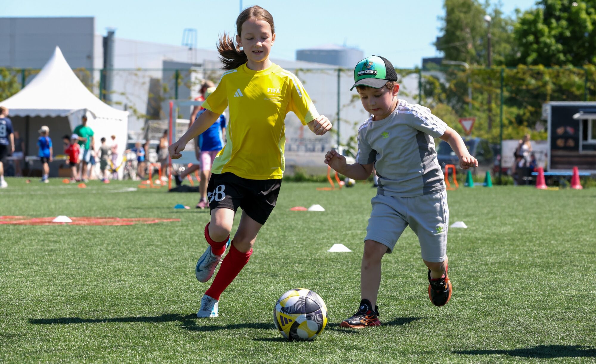 Futbola festivāls Jelgavā pulcē kuplu meiteņu skaitu