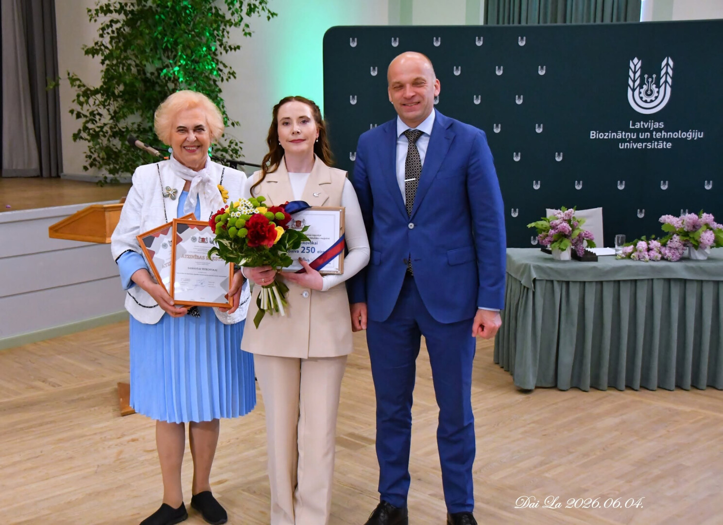 LBTU absolvente Samanta Vitkovska saņem Jelgavas valstspilsētas domes balvu