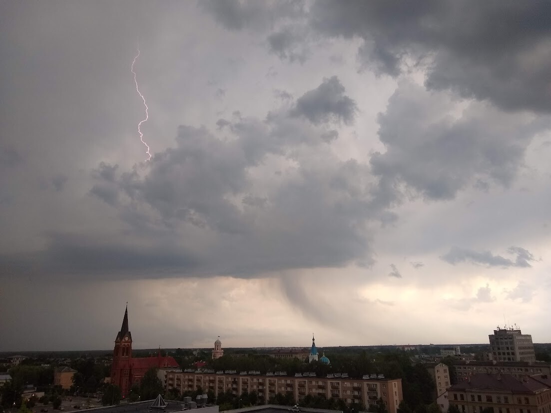 Brīdina par spēcīgu pērkona negaisu un krusu visā Latvijā