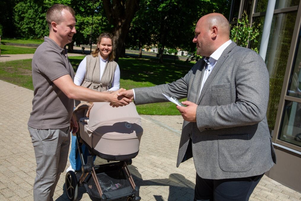 Sveic mazos jelgavniekus, tostarp puisīti, kuram otrais vārds ir Jānis